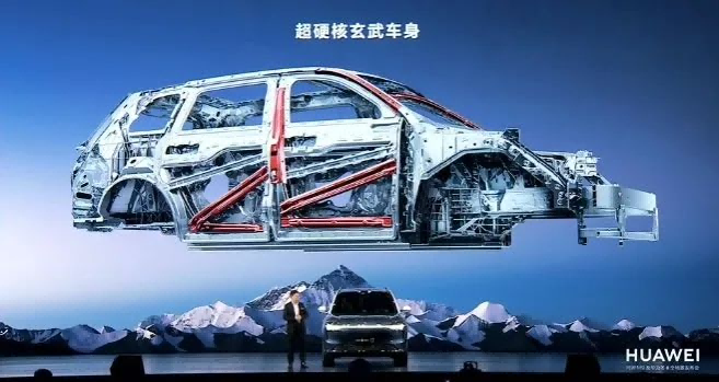 搭載大型一體壓鑄后車體等集成化壓鑄件，一體化壓鑄后車體采用9000T超大型壓鑄島打造