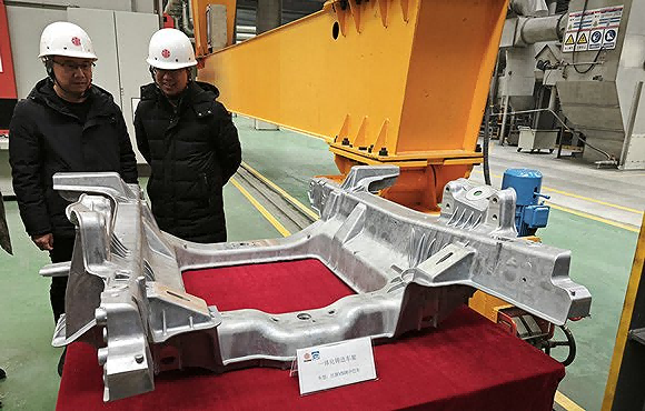 特斯拉2020年率先使用一體化壓鑄方式生產(chǎn)了汽車后底板，將70個零部件合而為一