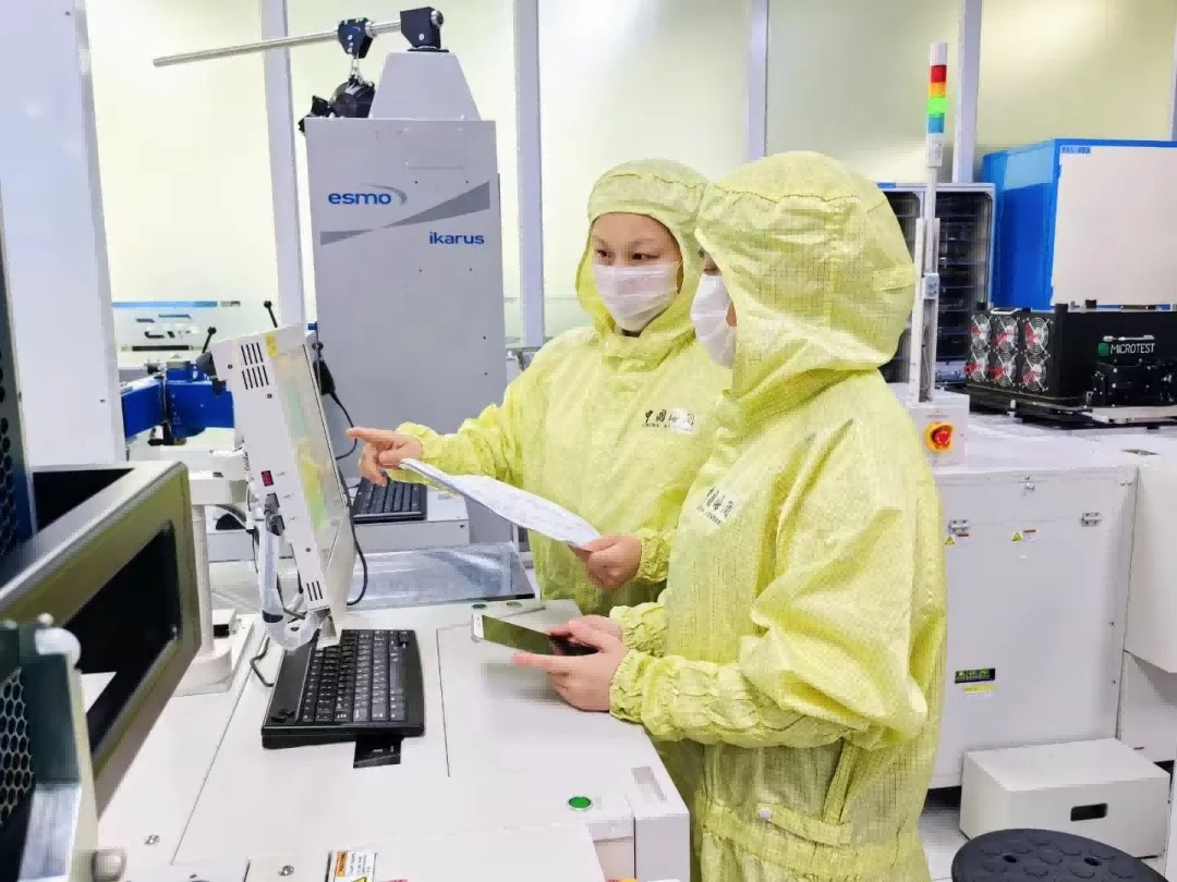 深圳海關關員對機電產品企業(yè)開展監(jiān)管